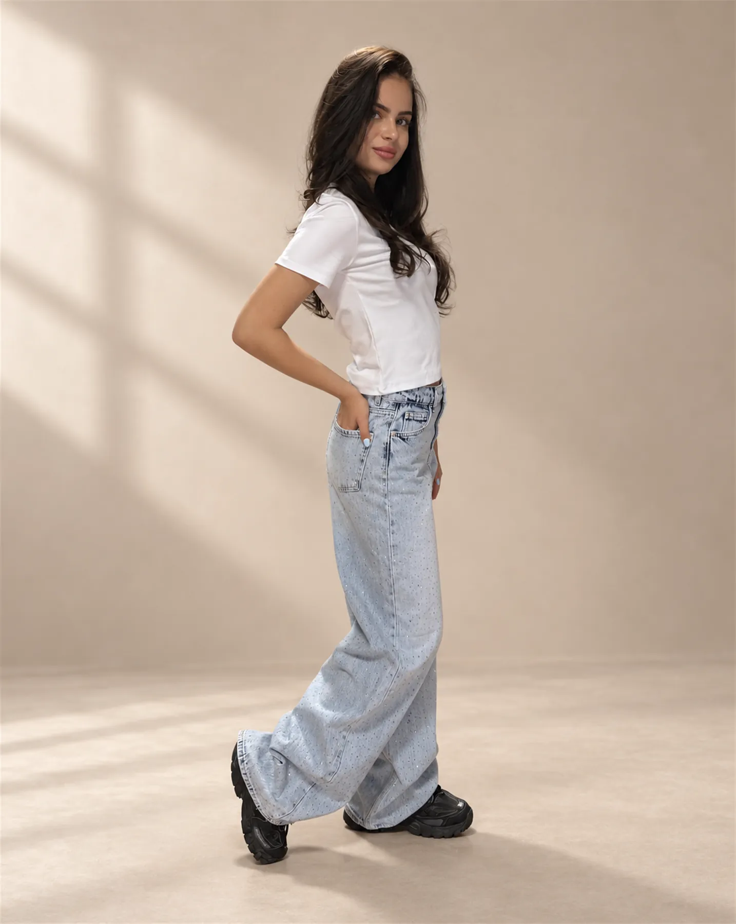 The Light Crystal Jeans in Light Wash, Over the shoulder